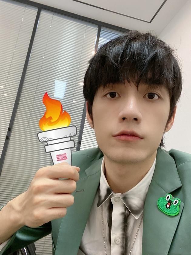  假发|爱豆出糗瞬间：王一博追星失控，孟美岐甩飞假发片，周震南被猫咬