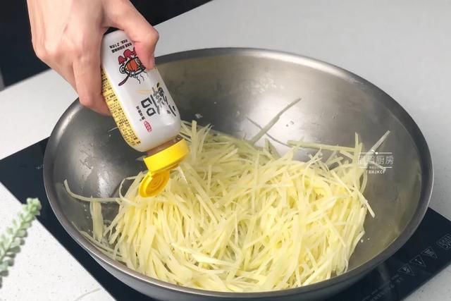  植物油|几个土豆，一碗面粉，成本不到5元，轻松搞定比肉夹馍还好吃