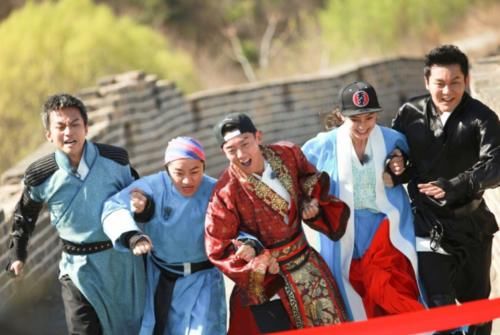  关注|郑恺发文回忆跑男100期，晒合照尽显温馨，我却在关注他身边的苗苗