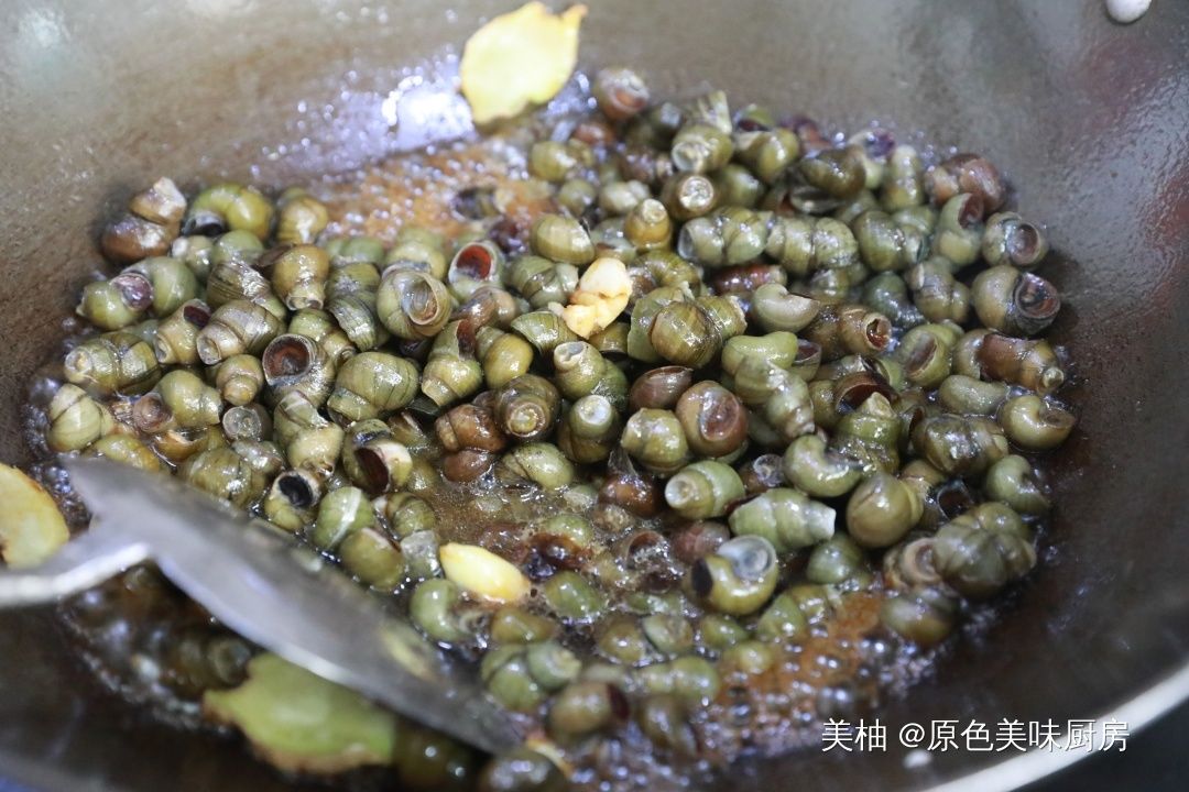 必备|一道经济实惠的家常河鲜,下酒菜必备,5分钟就出锅