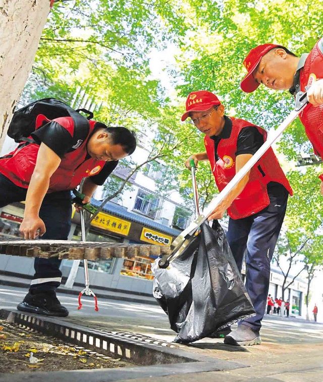 共传递|太原：提升市民文明素质 烟头不落地文明共传递