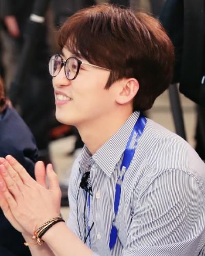  入驻|《跑男》导演入驻微博10年，只关注1位大厂男孩，看清是谁：眼光真好