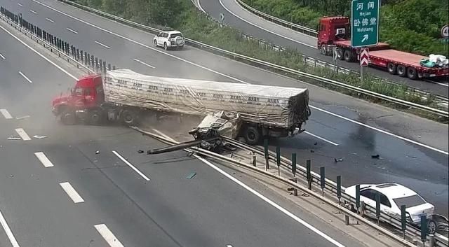  停车|错过下道口！面包车快速道上停车造成3车连撞