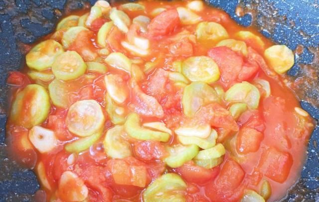  下饭|西红柿别再炒鸡蛋了，和它炒清热解暑还下饭，我家连汤也喝