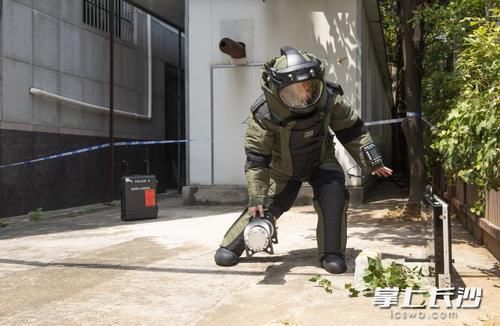  移除|排爆民警身穿70斤“铠甲”，顶着高温移除“爆炸物”
