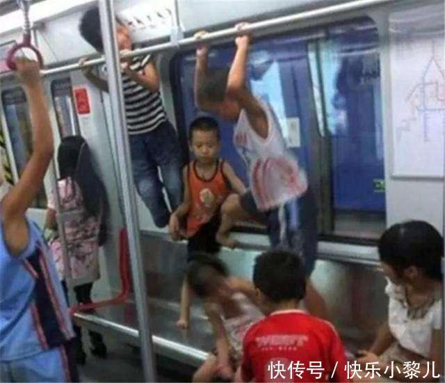  女孩|“吃你个鸡腿怎么了”，熊孩子强抢邻桌鸡腿，女孩霸气回怼太解气