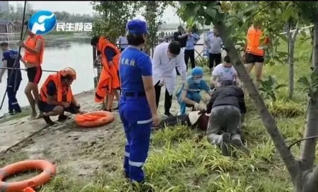  溺亡|痛心！年轻妈妈为救儿子不幸溺亡，儿子痛哭大喊“妈妈，我错了”