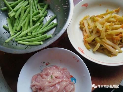 榨菜|油盐不进的豇豆要怎么炒好吃，配点肉丝、榨菜给它，鲜香又美味