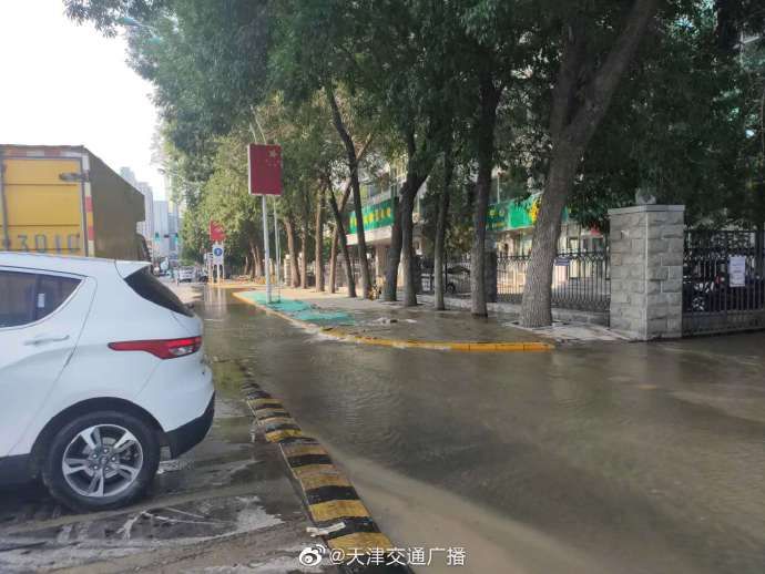 爆裂|天津 一道路自来水管爆裂，积水覆盖路面