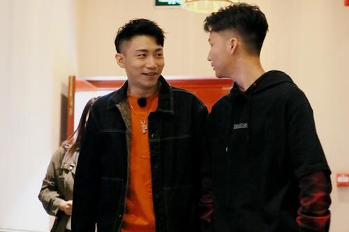  显出|《德云斗笑社》收官拍合照，谁注意严敏导演的位置？显出高情商