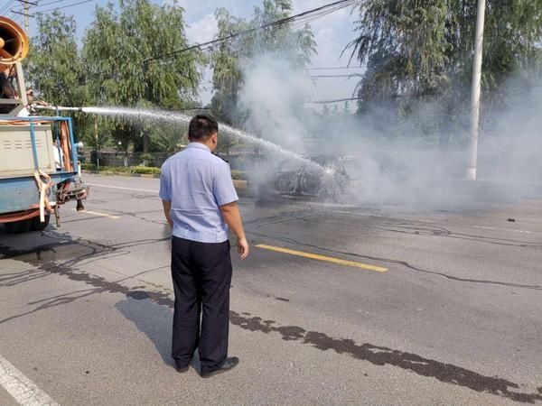  危难|危难时刻显身手！轿车起火，巩义民警及时出手扑救