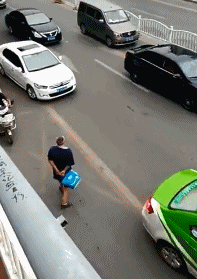 奔跑|搞笑GIF趣图:兄弟,尽情奔跑吧,滑雪橇肯定不会断的!