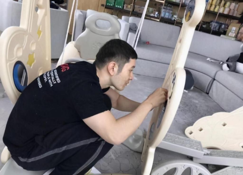  窗外|黄晓明夫妻4亿豪宅，落地窗当电视墙，窗外就是上海地标建筑