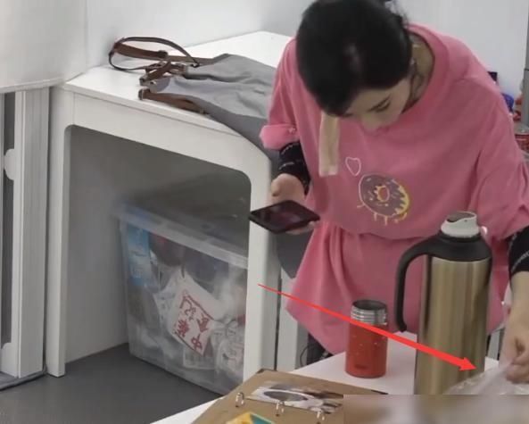  综艺节目|赵丽颖看到桃子隔夜变质，谁注意她的处理办法？才知有多节俭