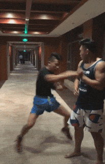 日子|搞笑GIF:这些日子受尽了多少委屈,在老丈人面前哭成这样啊。