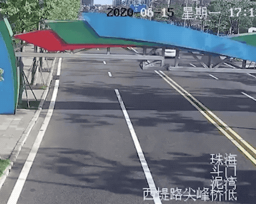 照片|15张隔着屏都感觉疼的照片，斗牛那个人，你以为隔着栅栏就安全么