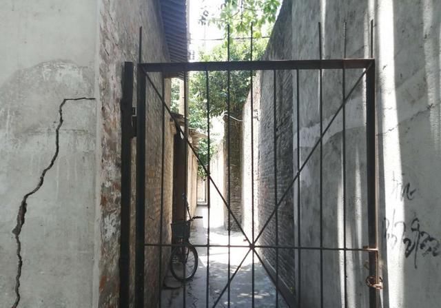 酒瓶|海珠涌“钉子户”成网红景点，在夹缝生存，有人半夜朝房屋丢酒瓶