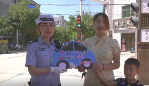 这事|交警当街发礼物?这事是真的!这种行为应该实名表扬