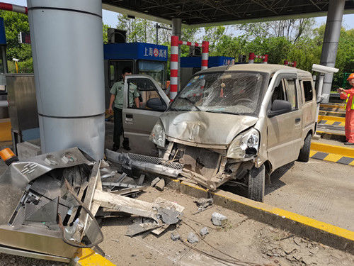  重伤|高速上爆胎翻车，驾驶员重伤被困！武警路遇紧急营救……