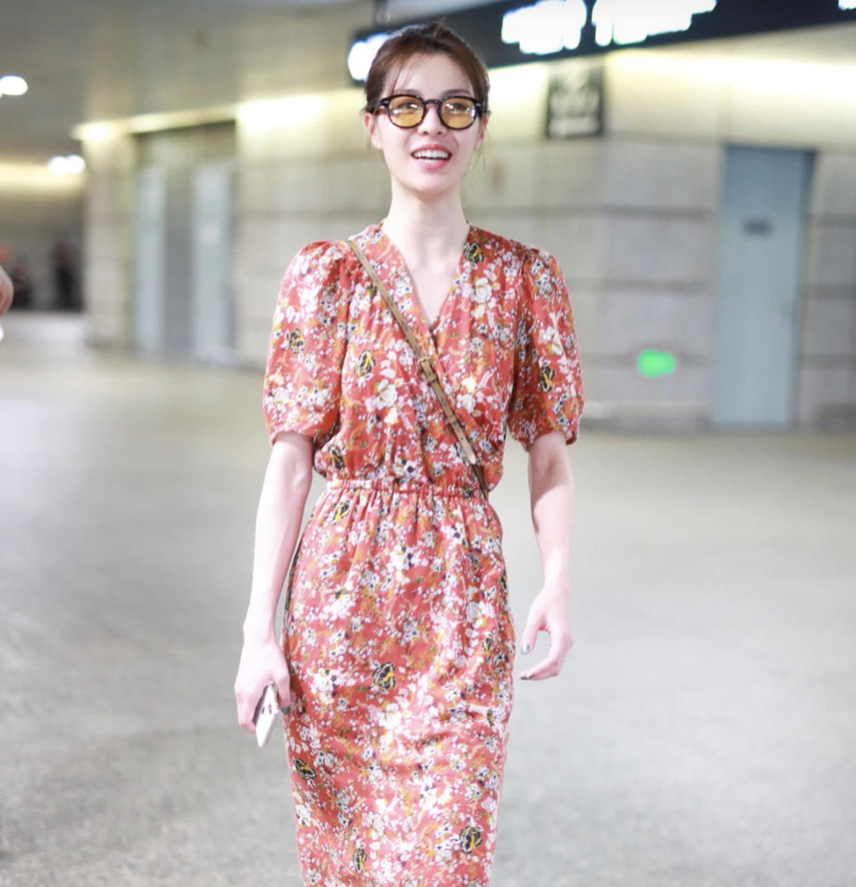  时髦|钟楚曦真是个“时髦精”，黑色吊带配阔腿裤洒脱不羁，御姐范十足