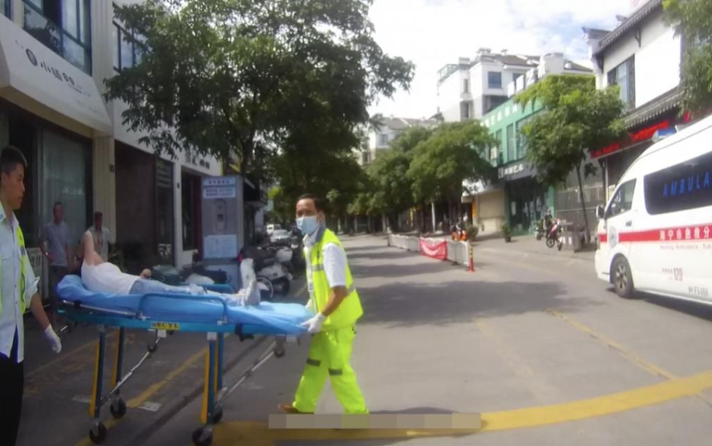  匪夷所思|匪夷所思！前一秒还在倒车，下一秒自己被卷进车底