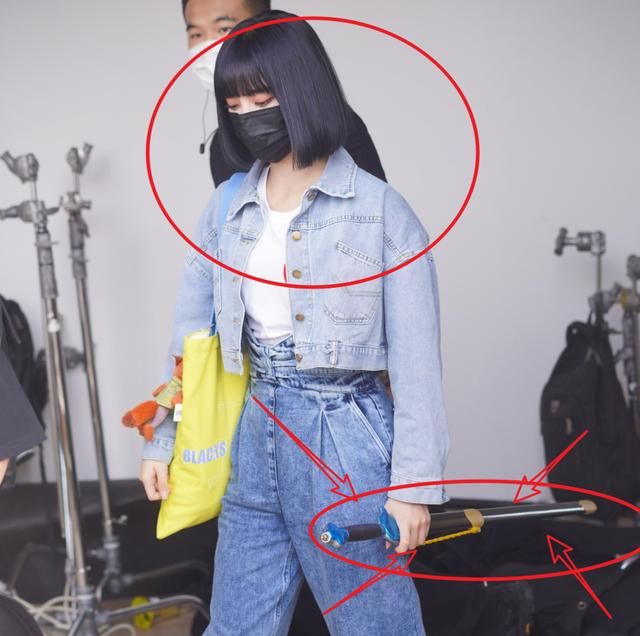  瞩目|《小巨人运动会》最新路透，许佳琪手拿道具剑，郑希怡发际线瞩目