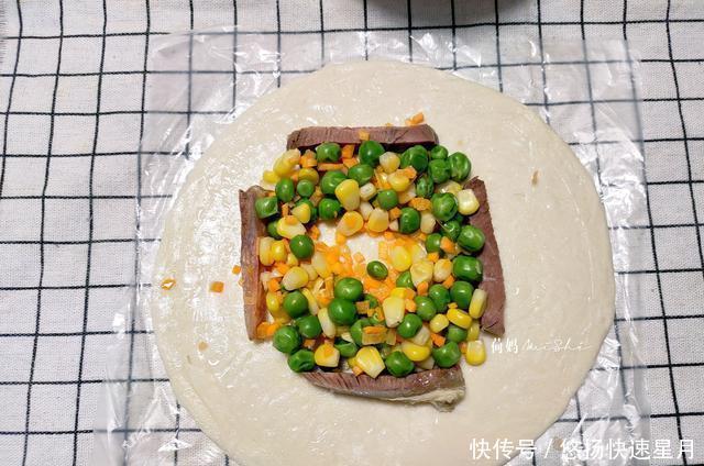  外酥|懒人早餐手抓饼巧变蔬菜鸡蛋饼，外酥里嫩，10分钟搞定早餐