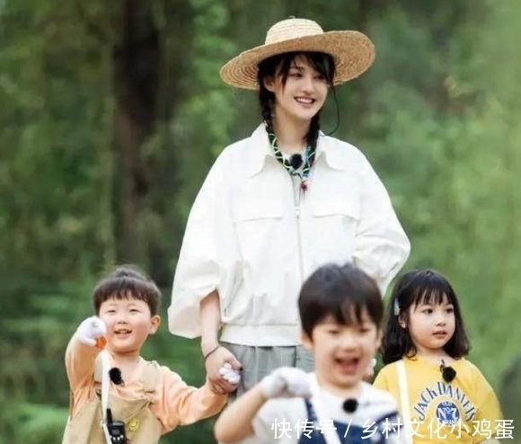 背娃|郑爽录节目被小孩拽头发,背娃还摔到,看她的下意识的反应