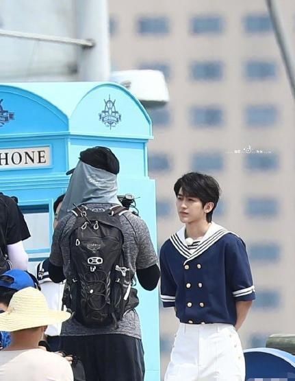  小姐姐|追星女孩太有正能量了！《奔跑吧》录制结束，蔡徐坤粉丝帮忙打扫