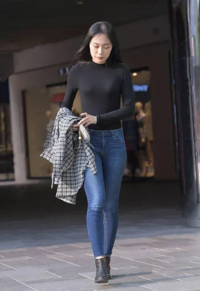  牛仔裤|又来了一种新穿法，“牛仔裤+半筒靴”，“燃爆”了各地街头！