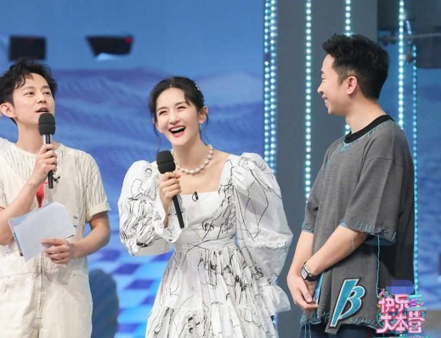  舞台|把伤害当搞笑，上台就diss何老师个子低，网友怒怼：“滚出这个舞台”