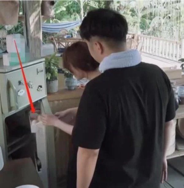  曝光|《向往4》曝光黄磊厨艺作假，看清冰箱食材后，网友：懒得装了！