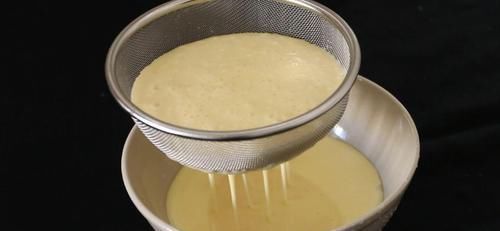 搅散|不需要用烤箱,教你做草莓班戟,比蛋糕店卖的还好吃,简单又好学