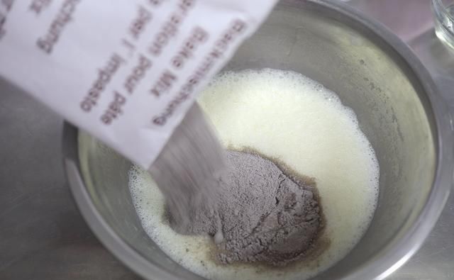  省事|处暑后胃口大开，2个鸡蛋烤12个玛芬蛋糕，无需打发，浓香省事