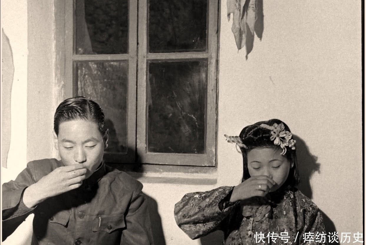 世纪|20世纪40年代的一组老照片,夫妻婚宴办的很简单,脸上也没有笑容