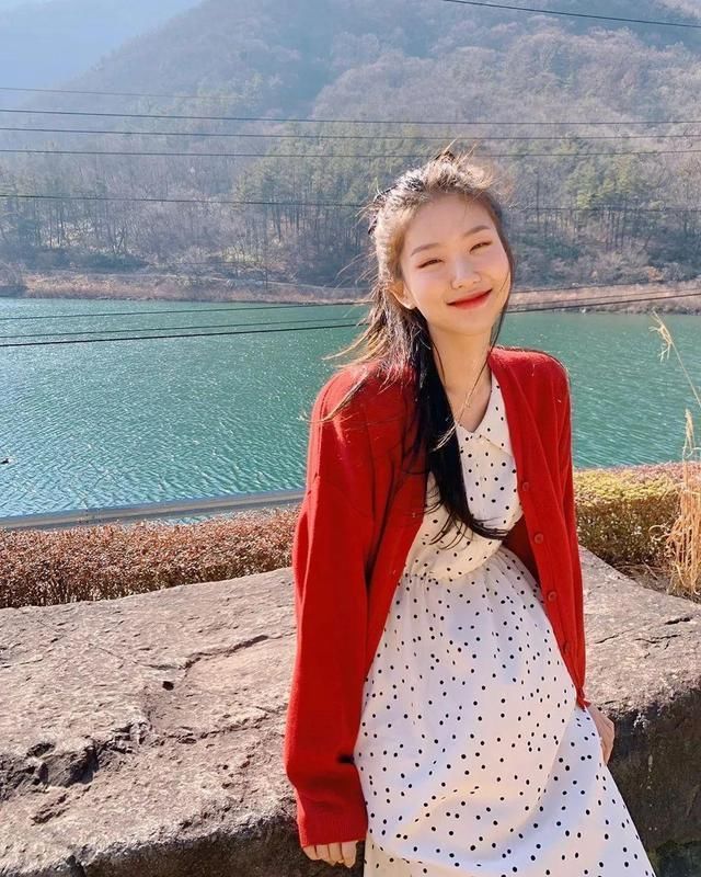 用它搭配上|初秋必备的“针织衫”，这样搭配起来，时髦气质到不行