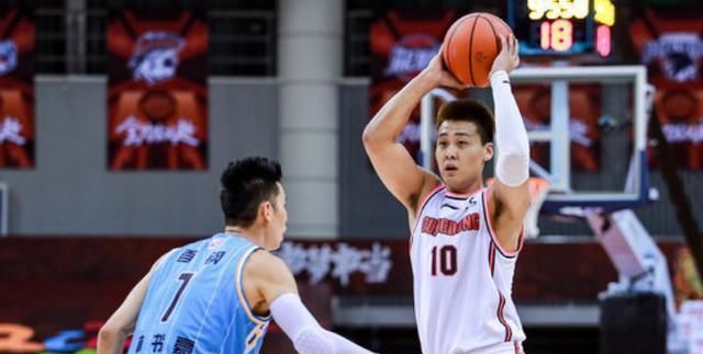 国家队|场场比赛喷裁判！放着外援不用，揪着赵睿不放，这还执教国家队？