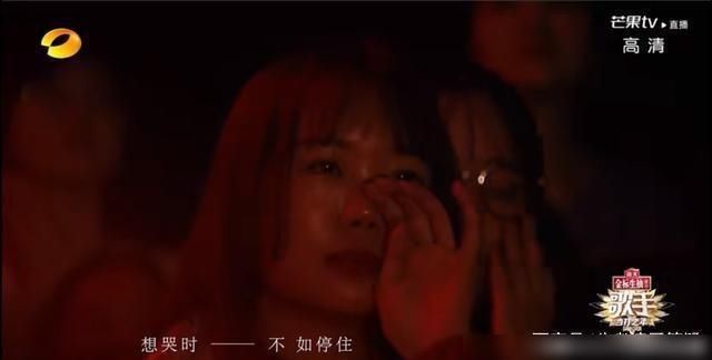  华晨|当《歌手》华晨宇打开声音时，周深的表情丰富，观众流下了眼泪