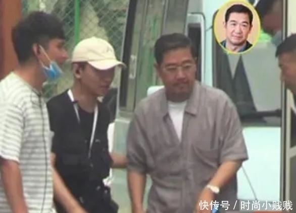  下车|65岁张国立近况大不如前，头发花白驼背明显，下车需搀扶