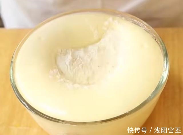 好吃|一个蒸锅搞定的蒸酸奶蛋糕,无需烤箱不回缩,湿润绵密很好吃