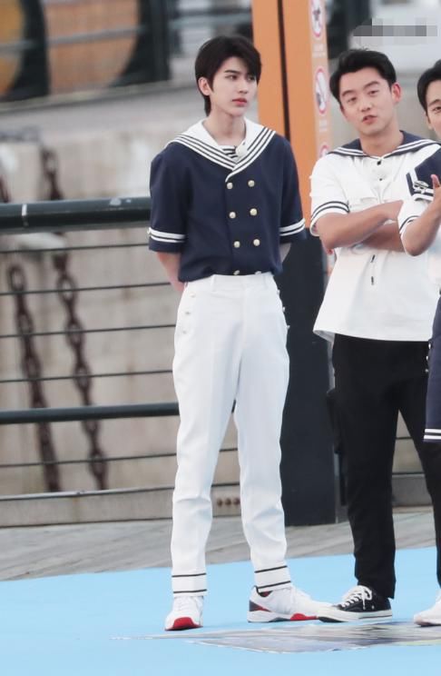  杀青|《奔跑吧》第八季正式杀青，蔡徐坤郭麒麟成新团宠，表现得到肯定