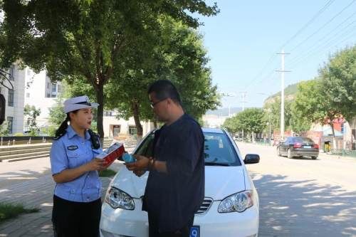 这事|交警当街发礼物?这事是真的!这种行为应该实名表扬