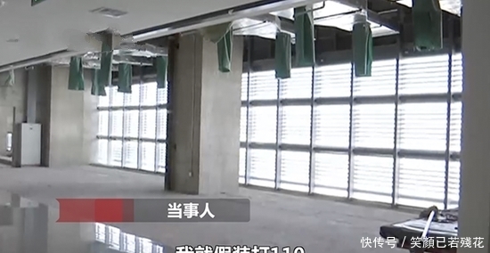 女子|女子上厕所,突然门缝伸出一双手,女子假装报警后,男子逃跑