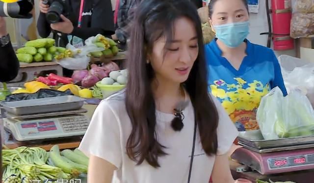  时说|去菜市场买完菜，谁注意赵丽颖结账时说了啥？无意暴露家庭地位