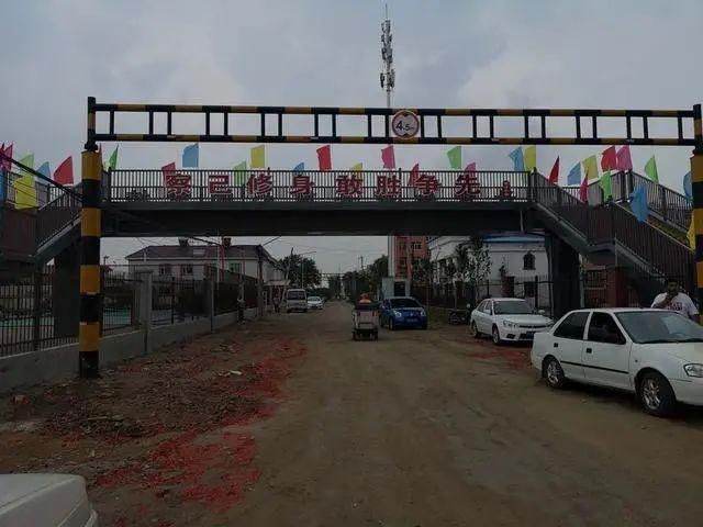  暑期|关注暑期交通安全 | 小城里第一座过街天桥……确保学生交通安全