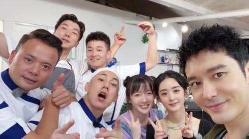  看清|李浩菲晒合影，赵丽颖不是重点，看清身后女助理，3秒内求她所有信息