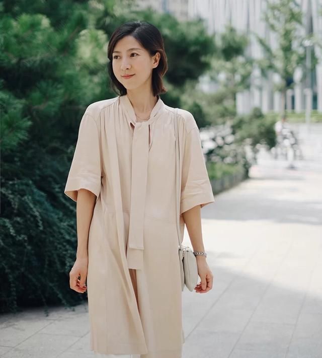  瞬间|40岁女人“大妈感”拉低档次，多穿这几条裙子，颜值气质瞬间提升