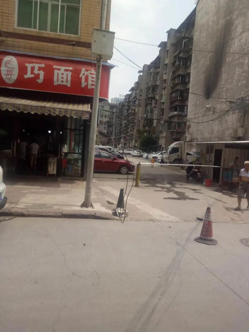  电话线|梨园街：电话线被挂落，附近商家这样做