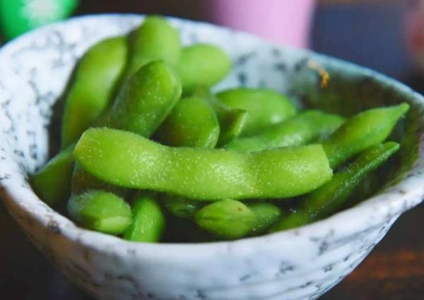  别忘记|煮毛豆时，别忘记加上一勺它，毛豆新鲜不发黄，比店里卖的还好吃