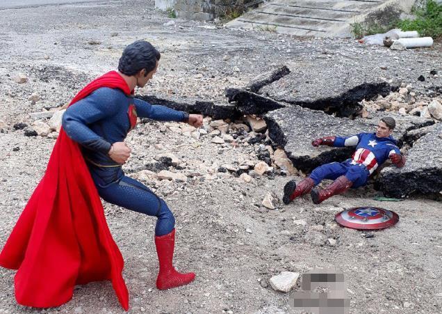 利用|大神利用石头裂缝,再现超级英雄的战斗场景,网友:手办活了?